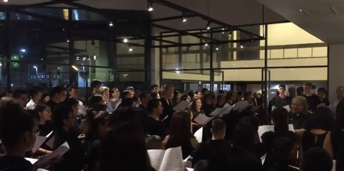สะท้านในทรวง!!! วงดนตรีซ้อมร้องคอรัส เพลงสรรเสริญพระบารมี ใครได้ยินแล้วถึงกับต้องยืนปรบให้เลย!! บอกได้คำเดียวขนลุกสุดๆ (ชมคลิป)