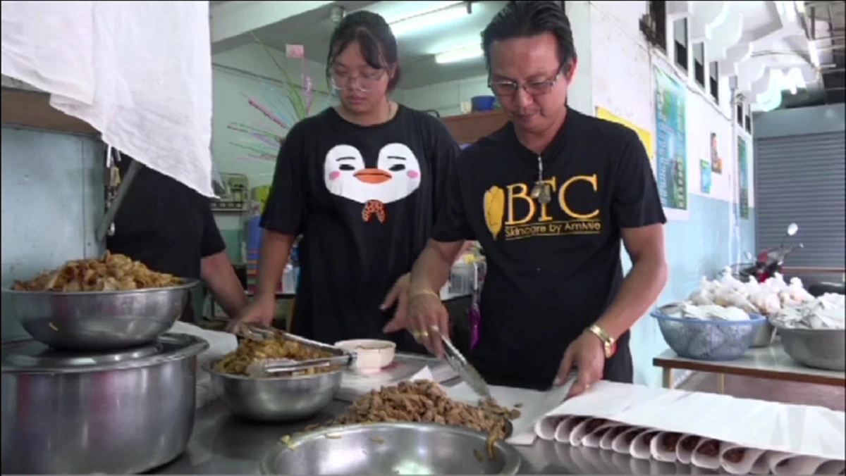 ทำดีเพื่อพ่อ!!!ครอบครัวเฮียตงลาดหน้าชื่อดังเมืองยะลาเปิดให้กินฟรี เพื่อถวายเป็นพระราชกุศล แด่พระบาทสมเด็จพระเจ้าอยู่หัว ในพระบรมโกศ (มีคลิป)