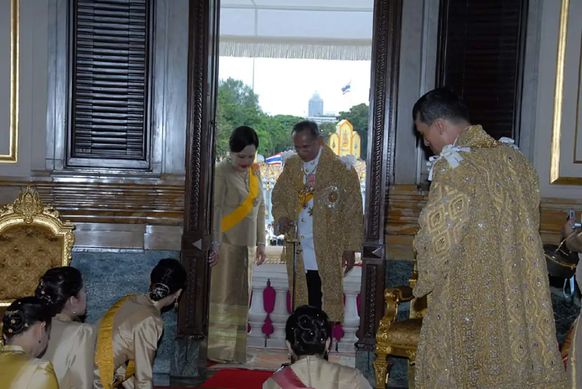 ซาบซึ้งน้ำตาปริ่ม!!! ภาพสุดประทับใจในวันเสด็จออกสีหบัญชร 2 ล้นเกล้าฯคือต้นแบบรักที่ควรค่าเก็บบันทึก