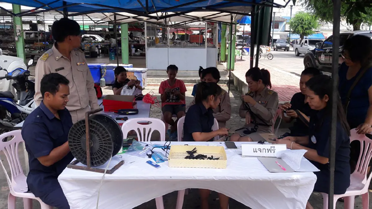 ชาวเมืองช้างคึกคัก!!  ตลาดสดบัวเชด แจกริบบิ้นฟรี! ประชาชนแทบชายแดนแห่ขอรับ เพื่อร่วมถวายความอาลัย