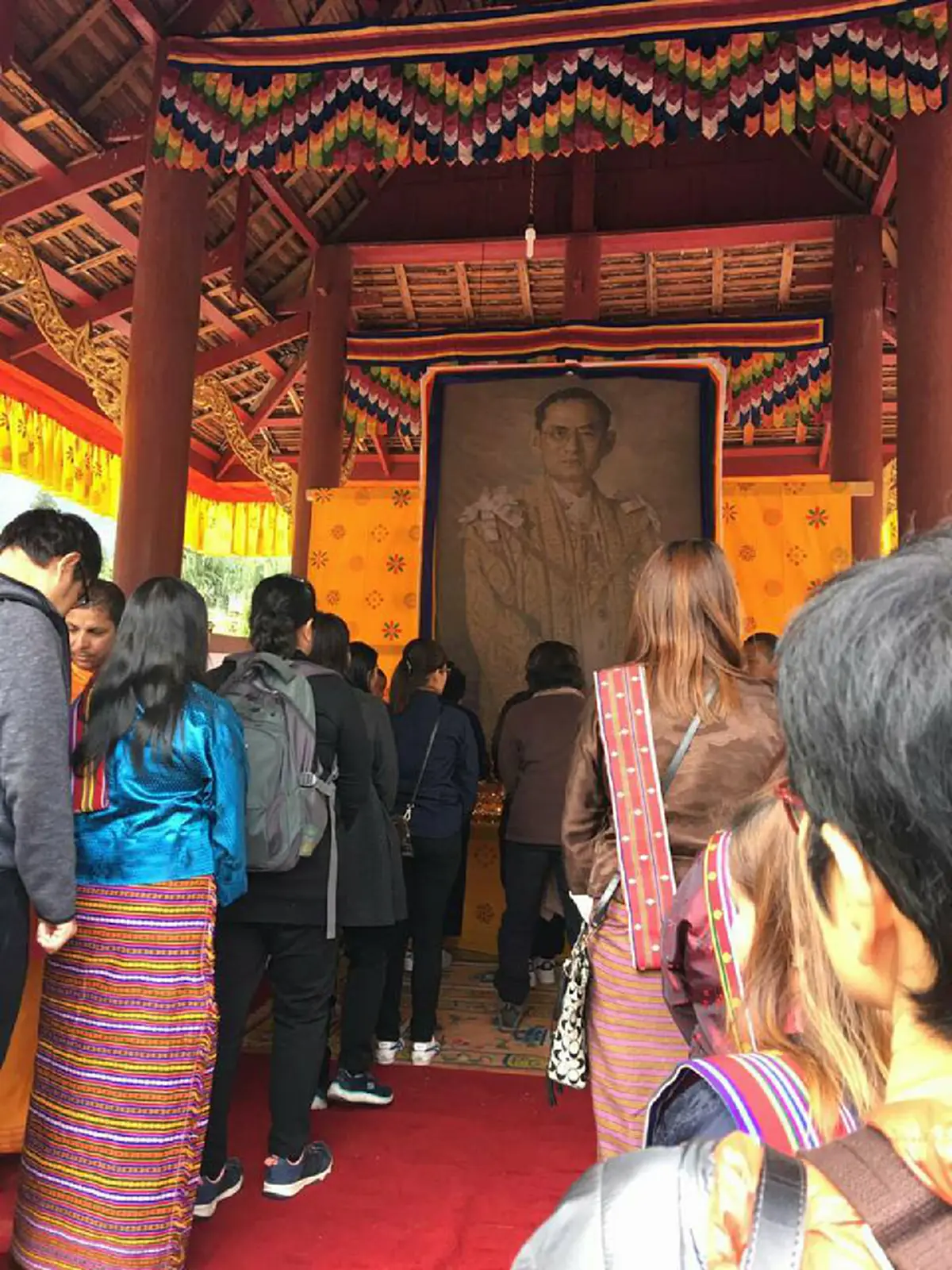 ประชาชน ภูฏาน ทั้งประเทศ สดุดีพระเกียรติคุณ ร่วมไว้อาลัย ในหลวง รัชกาลที่ 9...หลากหลายเหตุผลที่เรารักพระองค์ท่าน