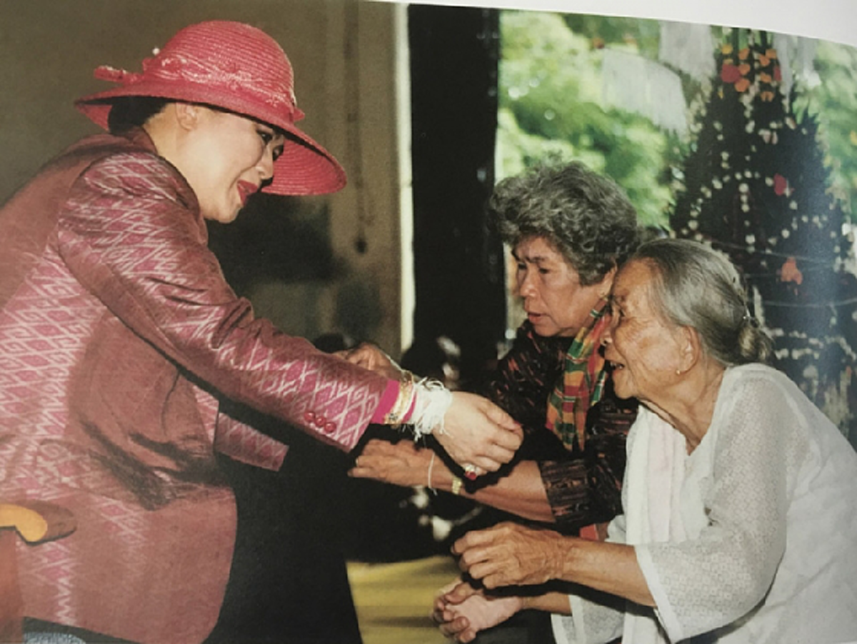 "สมเด็จพระนางเจ้าสิริกิติ์" แม่ ผู้ดูแลลูกนับล้านชีวิต แม่ ผู้ทรงงานหนักที่สุดในโลก (ชมภาพ)