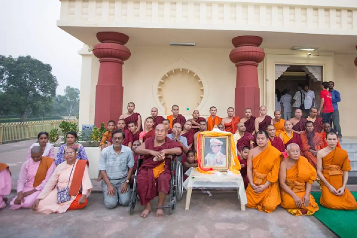 พระในอินเดีย น้อมรำลึก ร่วมกันสวดบำเพ็ญเพื่อถวายพระราชกุศลแด่ พระบาทสมเด็จพระเจ้าอยู่หัว ในพระบรมโกศ (ชมภาพ)