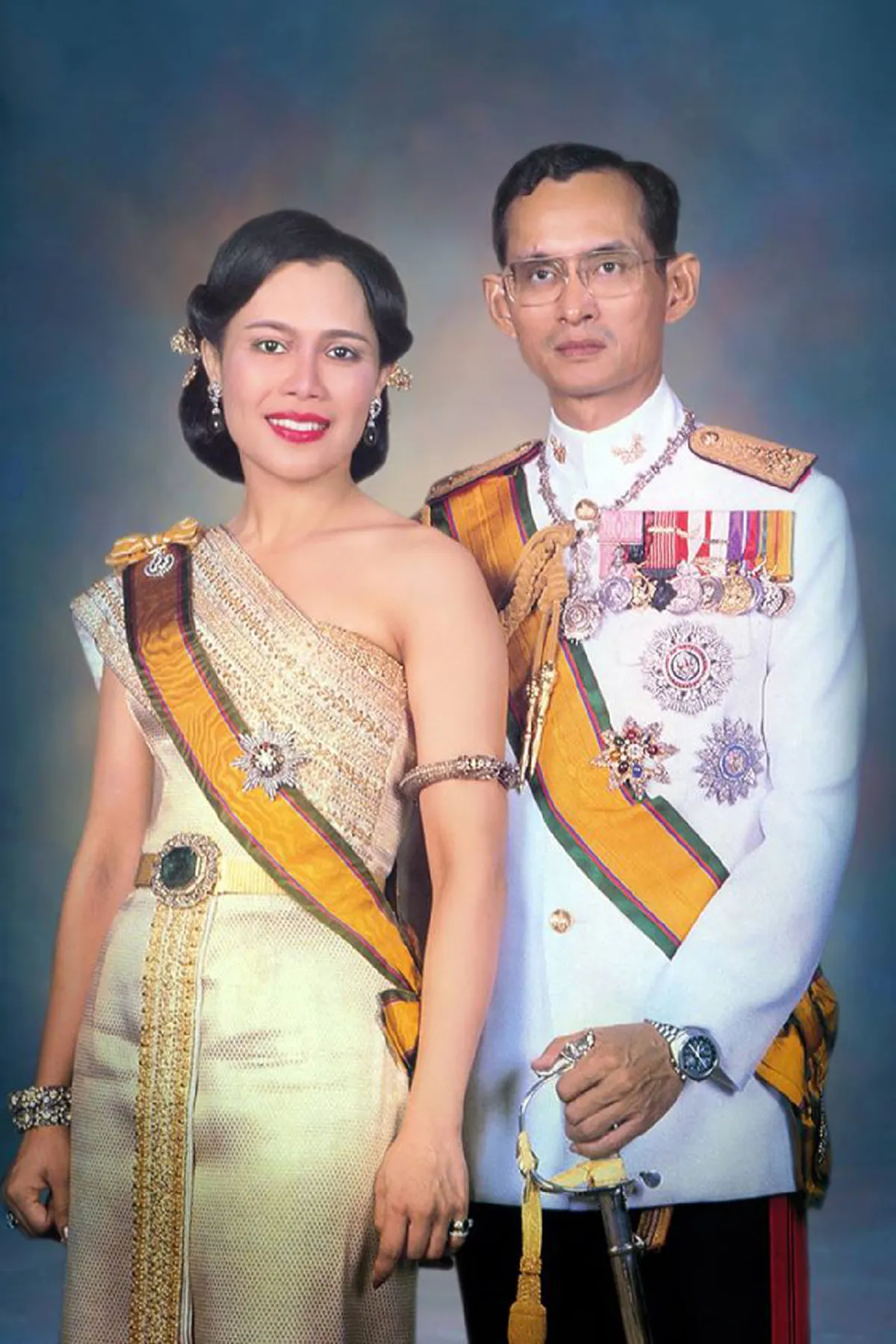 สมเด็จพระราชินี ทรงเล่าความประทับใจที่ทรงมีต่อในหลวง ร.9 ไม่โปรดประทับยืนค้ำหัวคนเฒ่าคนแก่ อุทิศเวลาทั้งหมดเพื่อประชาชน