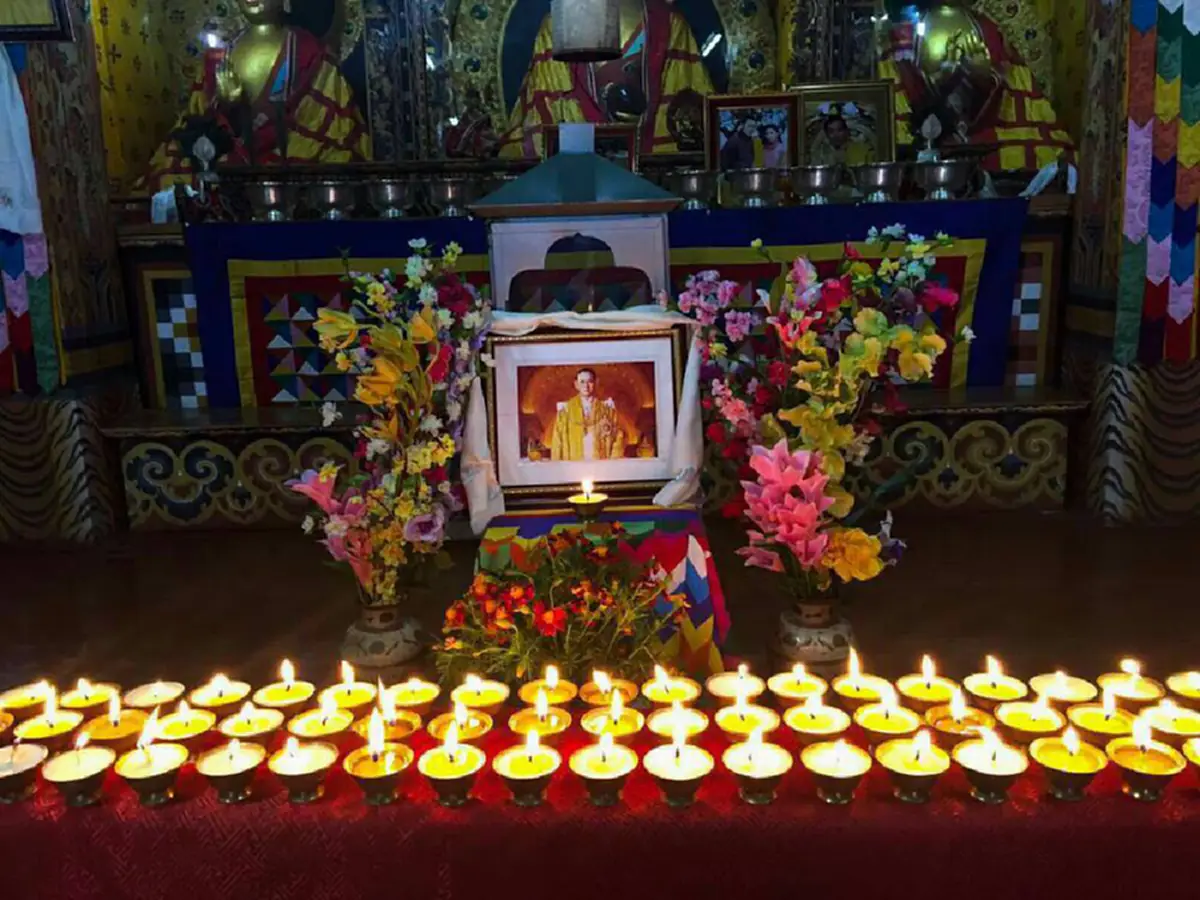 ประชาชน ภูฏาน ทั้งประเทศ สดุดีพระเกียรติคุณ ร่วมไว้อาลัย ในหลวง รัชกาลที่ 9...หลากหลายเหตุผลที่เรารักพระองค์ท่าน