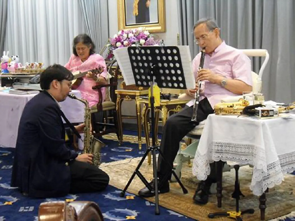 เป็นบุญของชีวิต!! ภาพสุดแสนประทับใจปชช. ในหลวง ทรงดนตรีพร้อมพระเทพ ณ รพ.ศิริราช (ชมภาพ)
