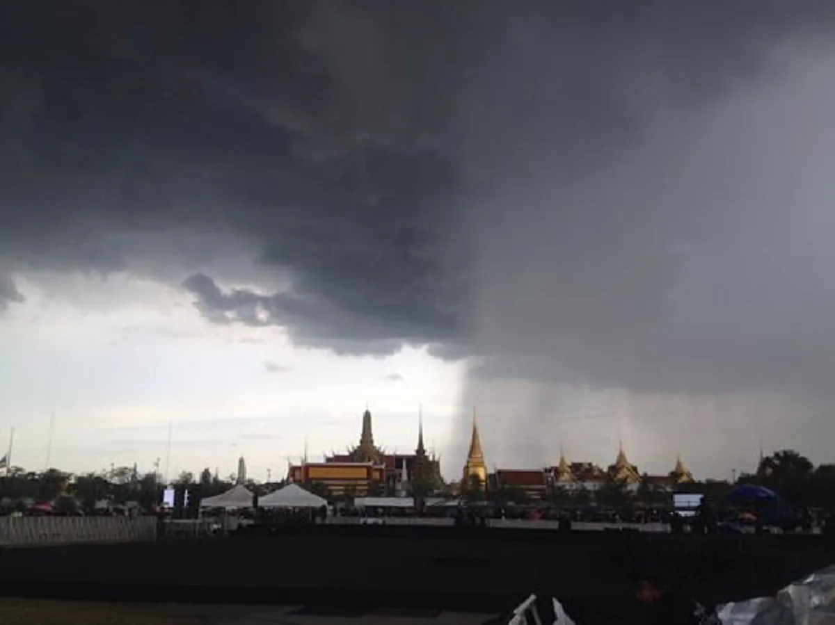 แชร์ว่อน ภาพหาชมยาก สวยงามอย่างน่าอัศจรรย์  ฝนตกไม่ทั่วฟ้า ดีเจเอกกี้ยังเอ่ยปาก ความมหัศจรรย์ของสายฝนกับคืนประวัติศาสตร์