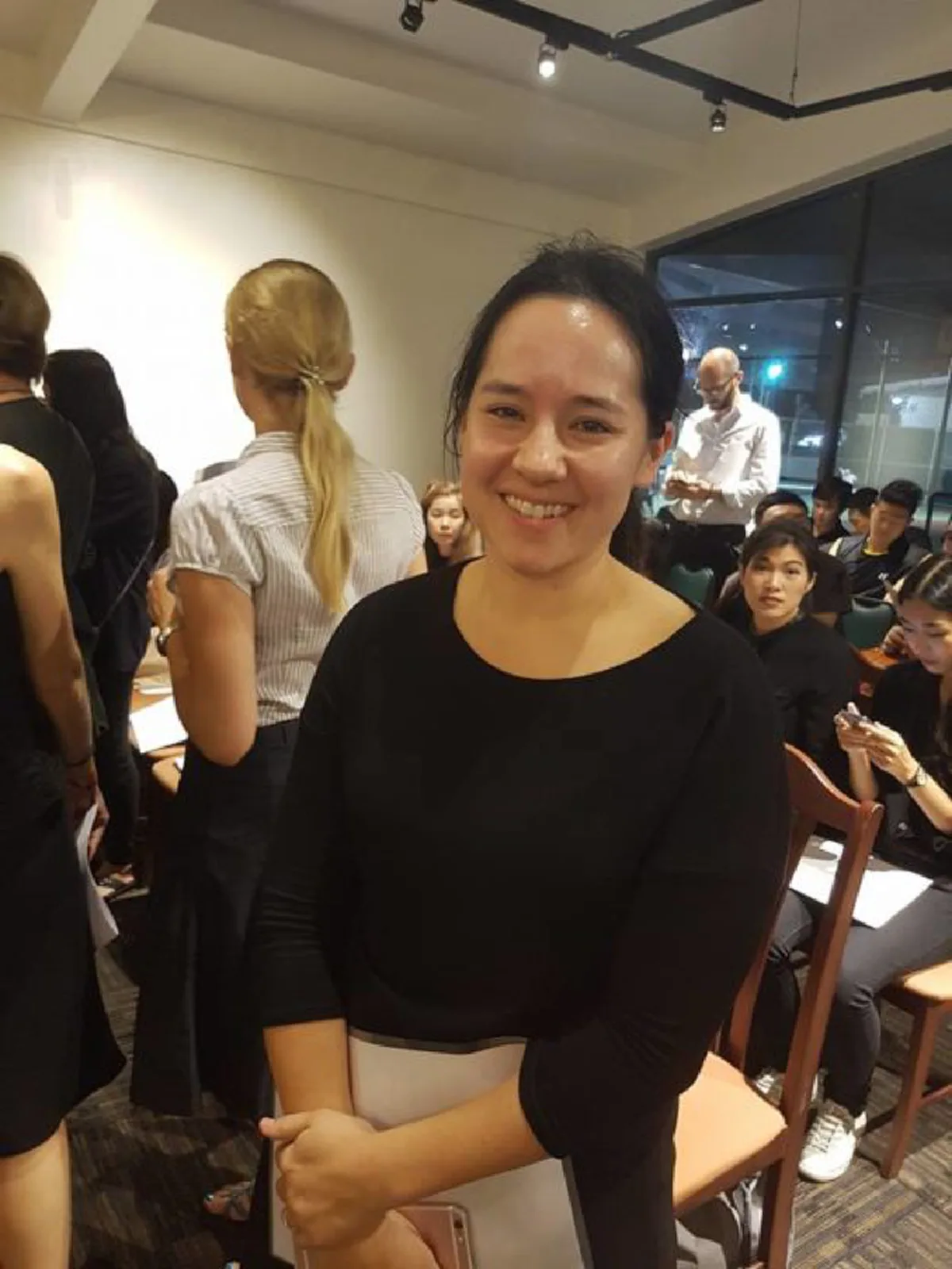 "คุณพลอยไพลิน เจนเซน" ร่วมซ้อมร้องเพลง "สรรเสริญพระบารมี" เตรียมพร้อมก่อนร่วมร้องหมู่กับคนไทย วันนี้!!!