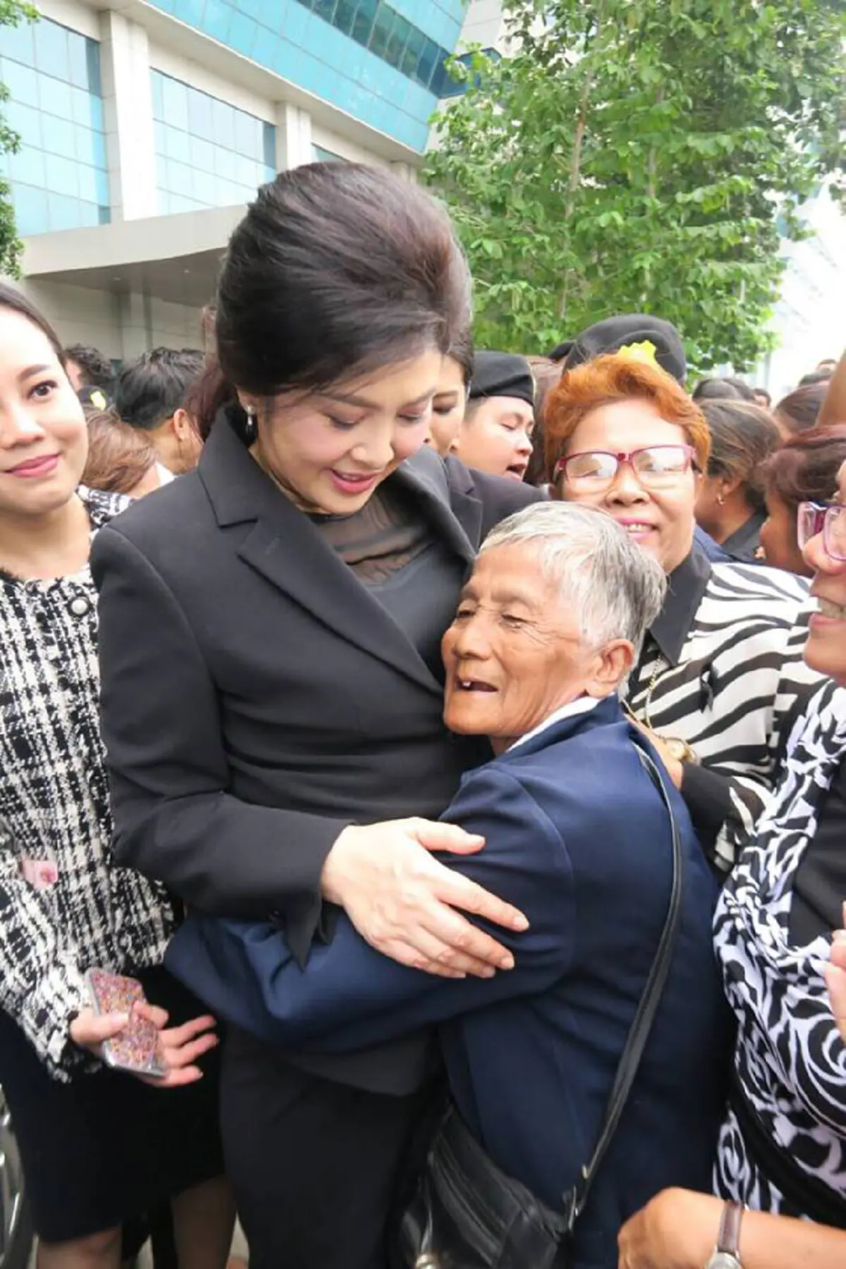 ดราม่ามาเต็ม !!! "ยิ่งลักษณ์" โพสต์  ช่วงนี้เป็นช่วงหนักหนาของชีวิตเธอ... และรู้สึกตื้นตันใจจนพูดอะไรไม่ออก 