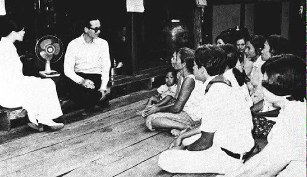 น้ำตาไหล ไม่รู้ตัว!! "ในหลวง ร.9-ราชินี" เคยแอบเสด็จเยี่ยมบ้านตา-ยาย ผู้ประสบภัยน้ำท่วมเมื่อ 39 ปีก่อน แม้แต่ผู้ว่าฯยังไม่รู้!! 