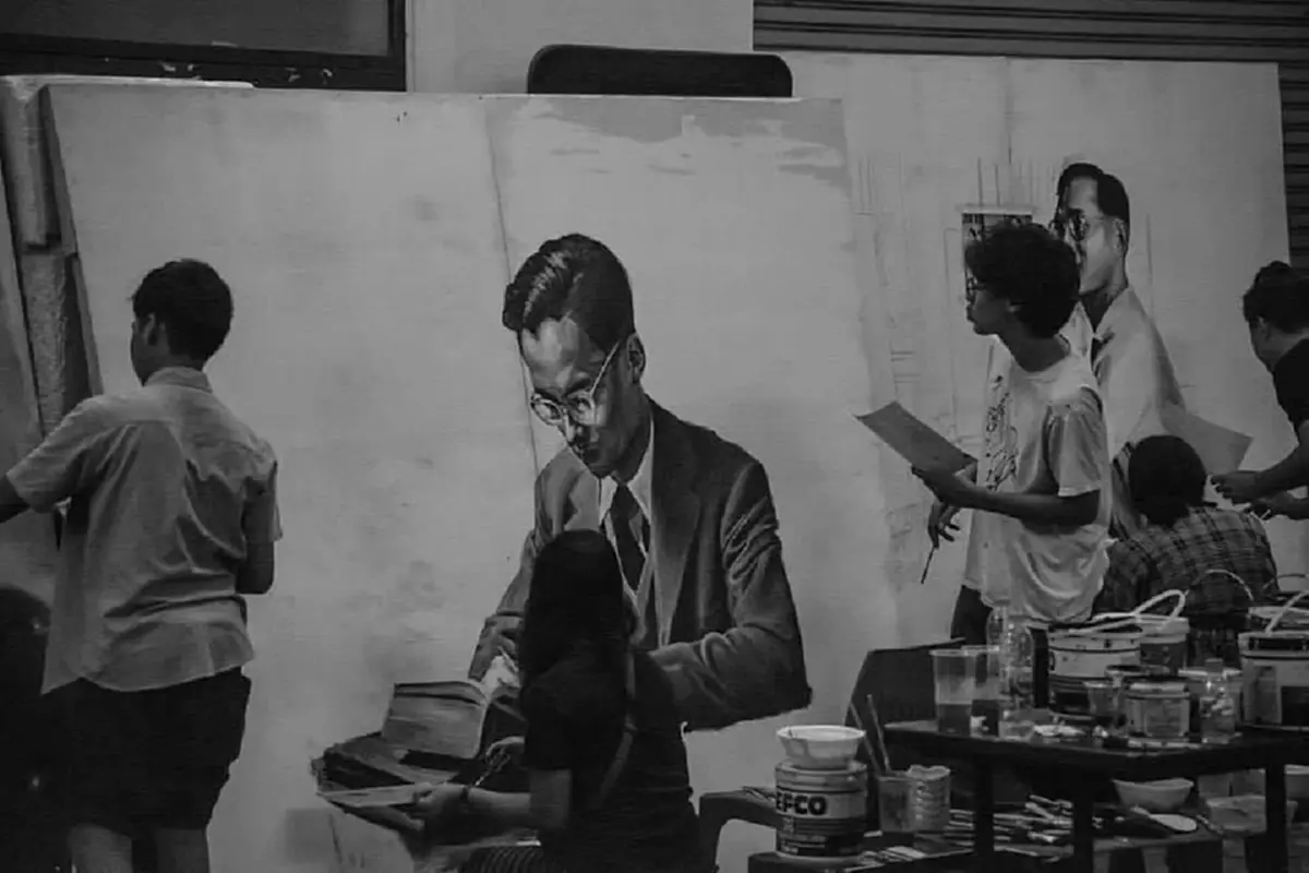 วิจิตรอัครศิลปิน!! ปชช.แห่ชื่นชมภาพพระอัจริยภาพองค์พ่อหลวงจากแปรงวาดของชาวมหาลัยศิลปากร