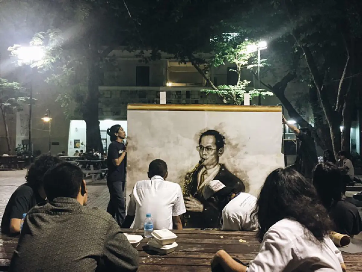 วิจิตรอัครศิลปิน!! ปชช.แห่ชื่นชมภาพพระอัจริยภาพองค์พ่อหลวงจากแปรงวาดของชาวมหาลัยศิลปากร