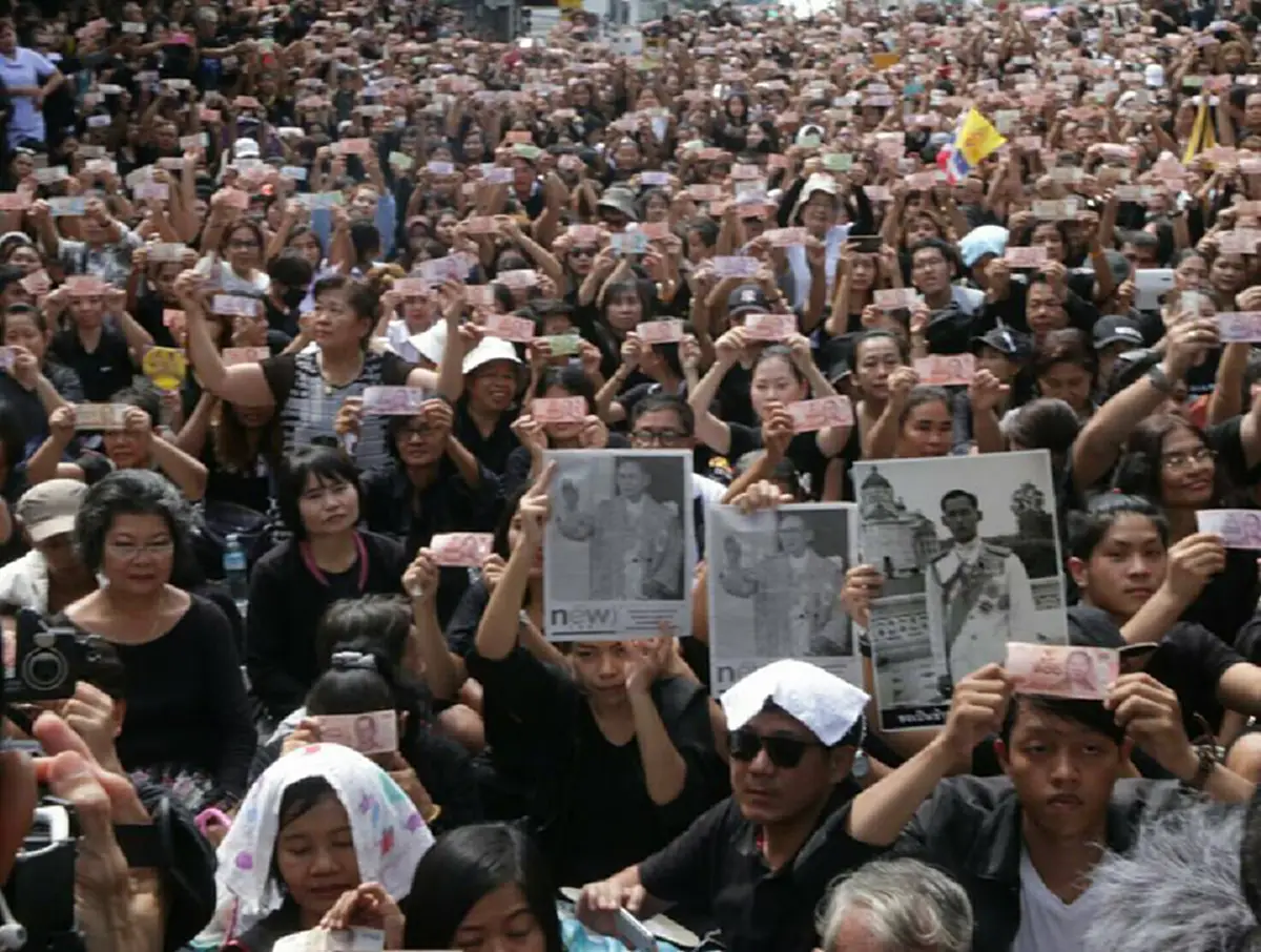 แม้ไม่มีรูปพ่อหลวง.. แต่ท่านอยู่กับเราทุกคน โซเชียลแชร์ภาพประทับใจ พสกนิกรชูพระบรมฉายาลักษณ์ในแบงก์!!