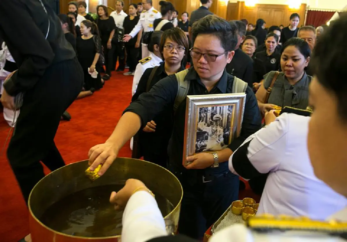 พสกนิกรชาวไทยทั่วทุกสารทิศ เดินทางไปถวายน้ำสรงพระบรมศพ เพื่อน้อมเกล้าส่งเสด็จสู่สวรรคาลัย (ภาพ+รายละเอียด) 