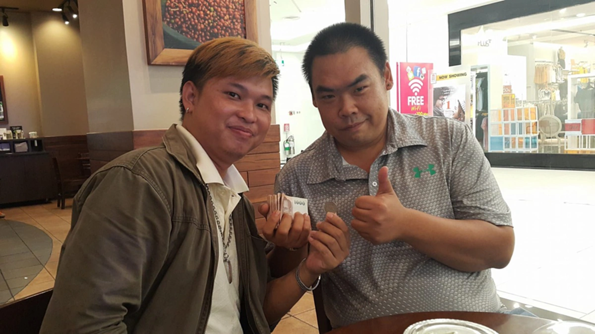 เฮงรับทรัพย์จริงๆ!!! หนุ่มโชคดีเจอเหรียญ1บาทเก่าซุกในตู้กับข้าวเก่ารอทิ้ง  ที่ไหนได้กลายเป็นสิ่งมีค่าสุดๆ