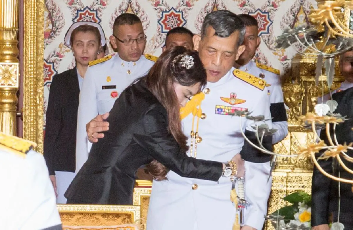 พสกนิกรซาบซึ้ง!! "ฟ้าหญิงจุฬาภรณ์" ทรงโอบกอดพระเชษฐา เผยสายสัมพันธ์แสนอบอุ่น