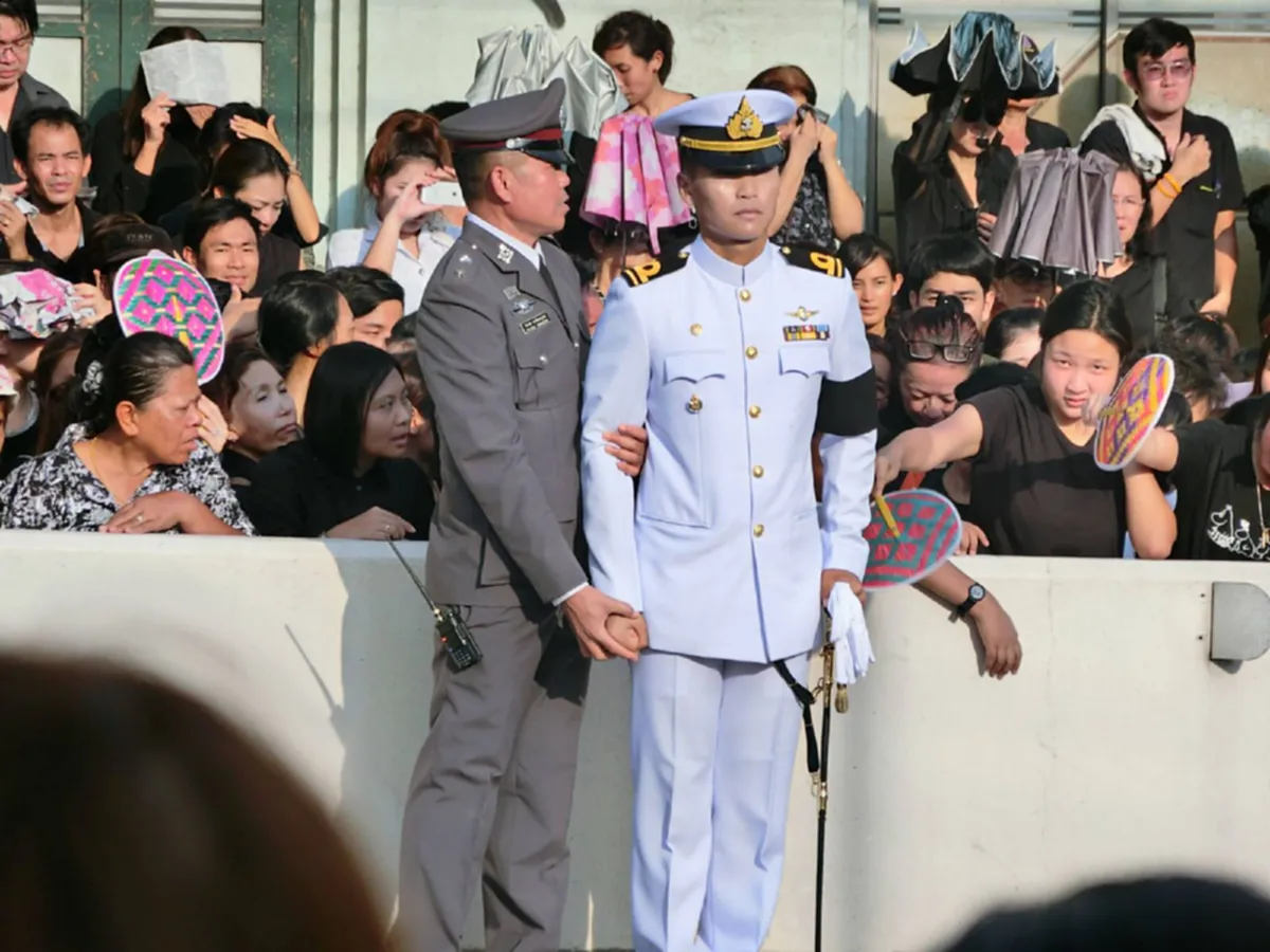 เบื้องหลังความดีงาม!!! เปิดใจนายตร.ช่วยพยุงทหารอารักขาขบวนพระบรมศพ  กับบางมุมความจริงสุดซึ้งที่หลายคนอาจยังไม่รู้??