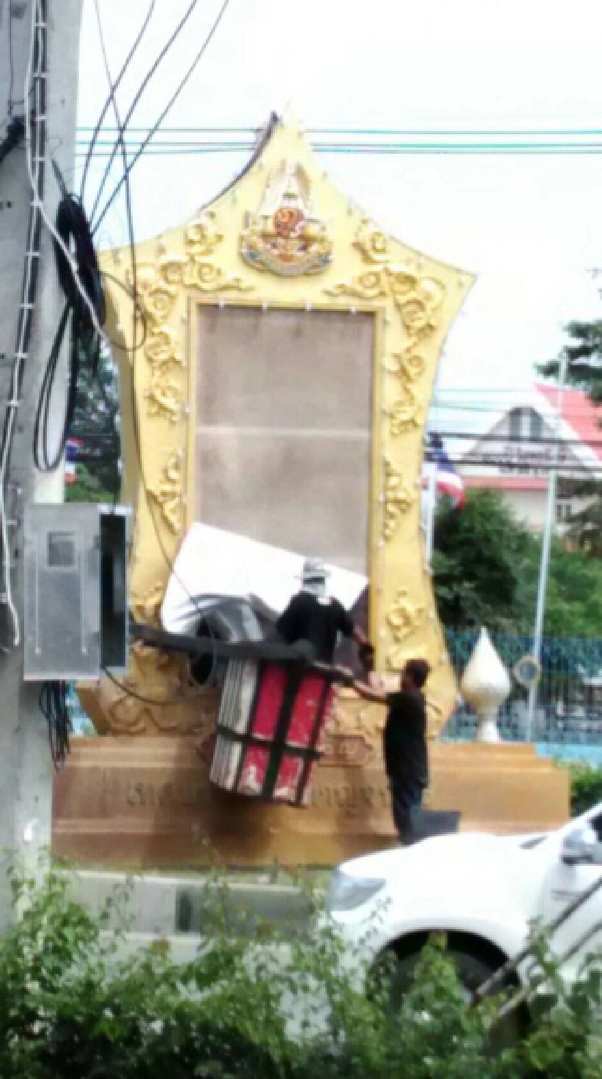 ได้ใจคนไทยทั้งชาติ!! นายกสั่งเฉียบขาด ห้ามนำพระบรมฉายาลักษณ์ รัชกาลที่ ๙ ออกจากที่ตั้งเดิมโดยเด็ดขาด!!