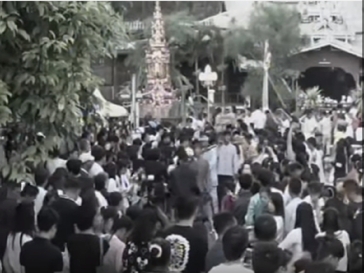 งานออกพรรษา งดมหรสพทั่วประเทศ ประชาชนสวมชุดไว้ทุกข์ร่วมทำบุญ อุทิศถวายแด่พระบาทสมเด็จพระเจ้าอยู่หัว ร.9