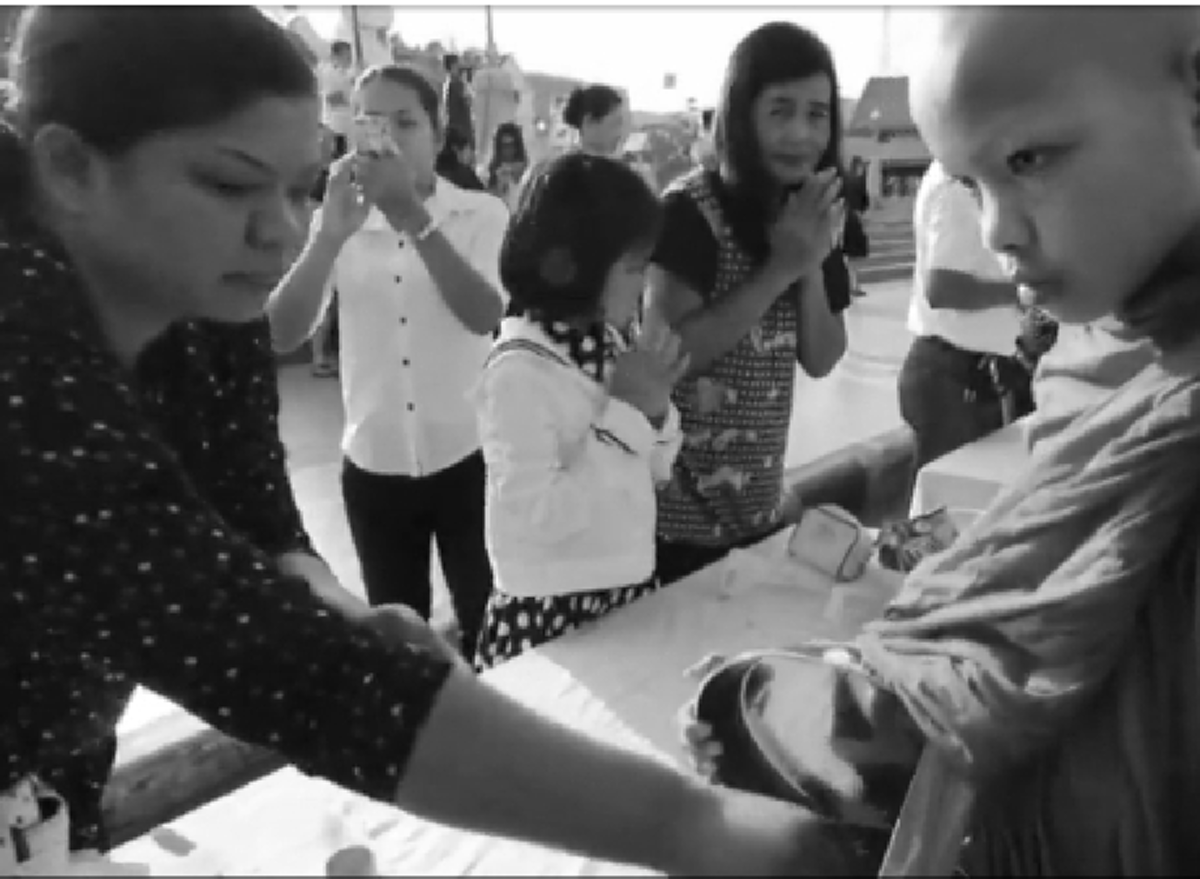 งานออกพรรษา งดมหรสพทั่วประเทศ ประชาชนสวมชุดไว้ทุกข์ร่วมทำบุญ อุทิศถวายแด่พระบาทสมเด็จพระเจ้าอยู่หัว ร.9