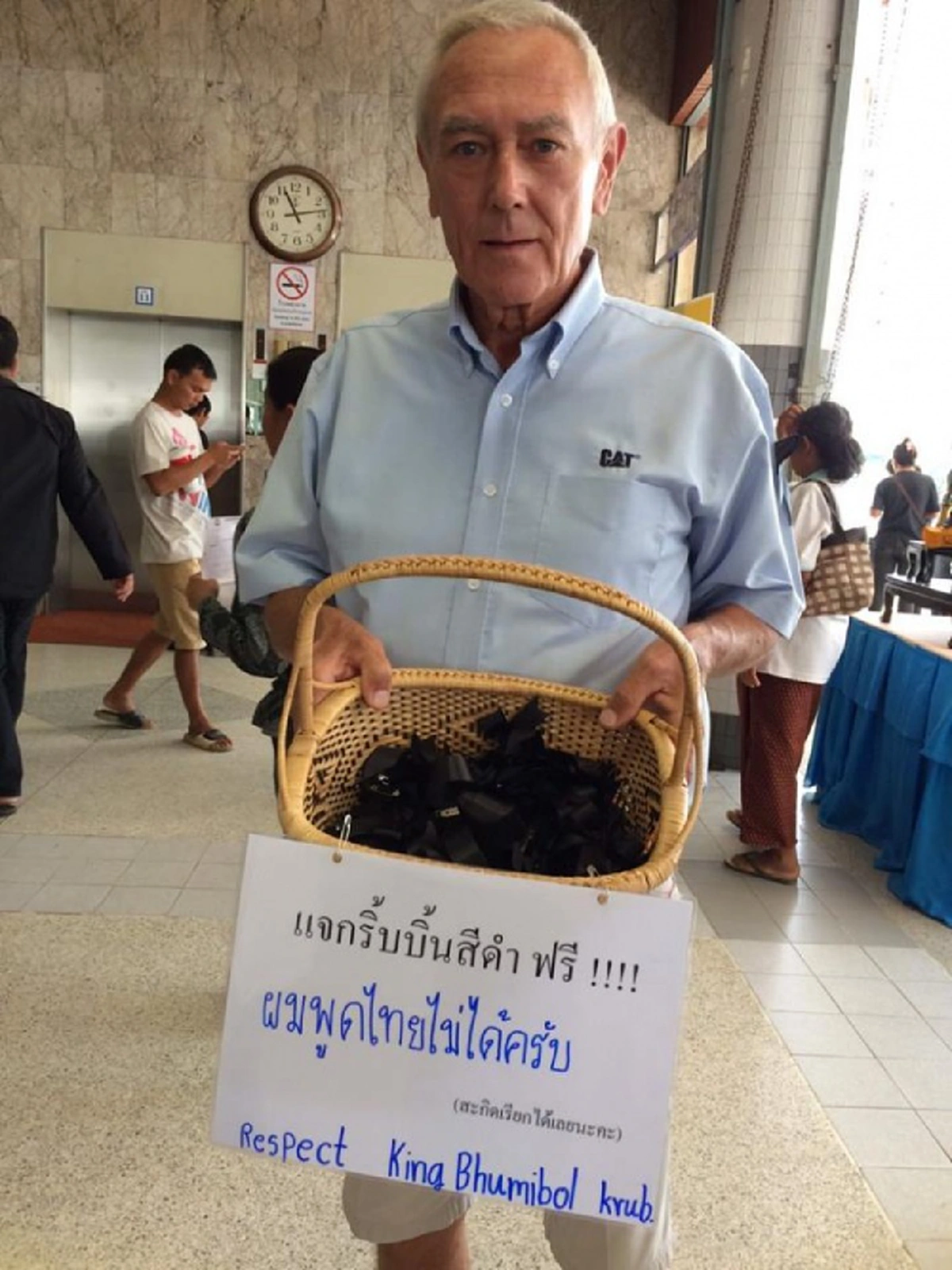 น้ำใจงดงามจริงๆ!! ฝรั่งพูดไทยไม่ได้ แต่เต็มไปด้วยน้ำใจ ขอเป็นส่วนหนึ่งเพื่อ พ่อหลวง  หลังช่วยแจกริบบิ้นดำฟรีๆให้คนไทย (ชมภาพ)