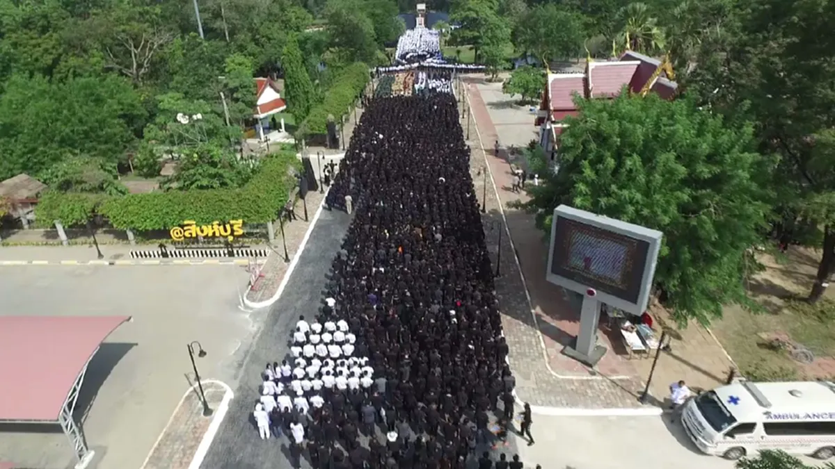 ถวายอาลัย!!ผู้ว่าฯสิงห์บุรีนำพสกนิกร 2 หมื่นคน แปรอักษรรูปหัวใจมีเลข ๙ และริบบิ้นดำแสดงความจงรักภักดี