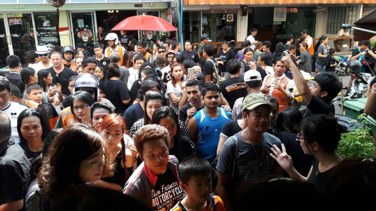 บุญนี้ขอถวายพ่อ!!ลุงวัย 69 ชาวพัทยา ขอแจกเสื้อดำฟรี 1 พันตัว ด้วยสำนึกในพ่อหลวง ขอถวายเป็นพระราชกุศล