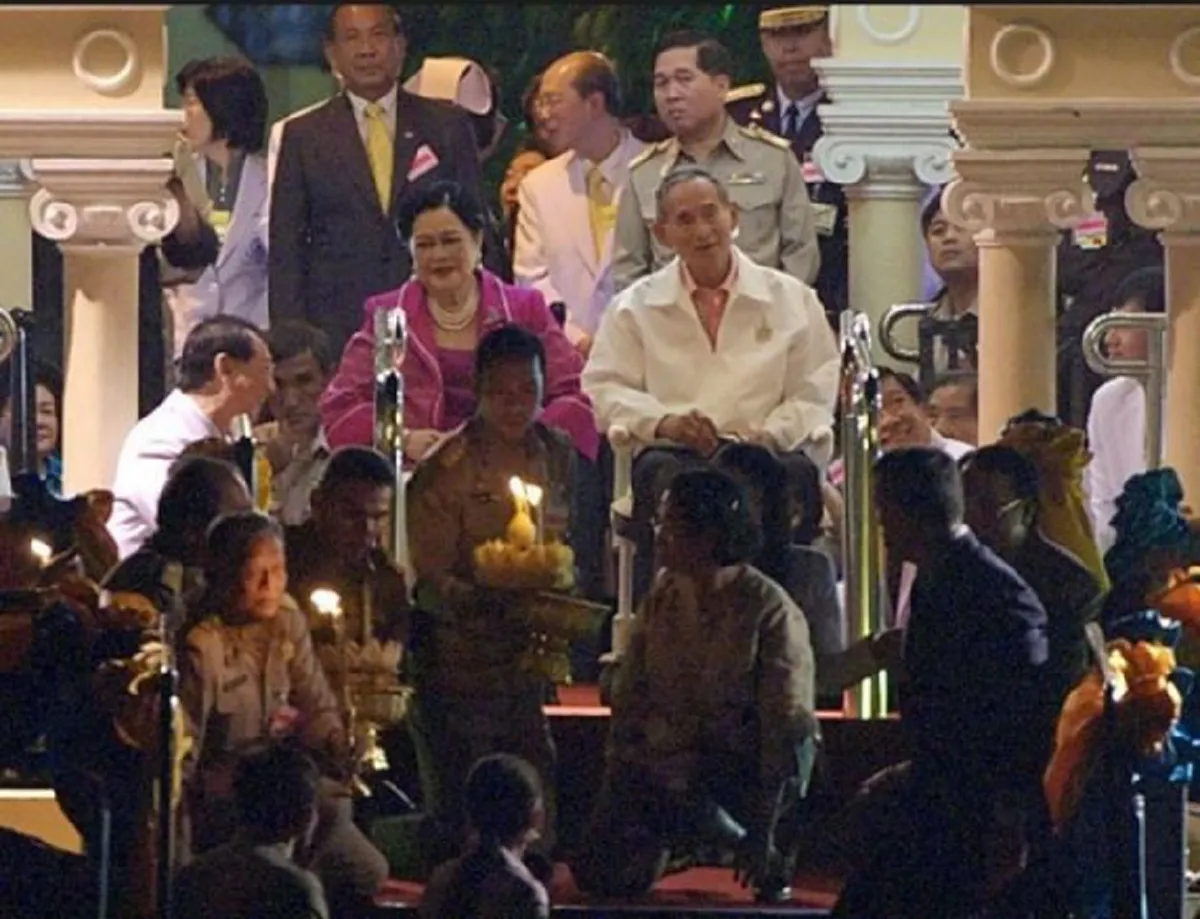 ลอยกระทงปีนี้ไม่มีพ่อ...ย้อนภาพแห่งความคิดถึงและความทรงจำครั้ง ในหลวง ร.๙ - พระราชินีฯ ทรงลอยพระประทีปด้วยกัน 