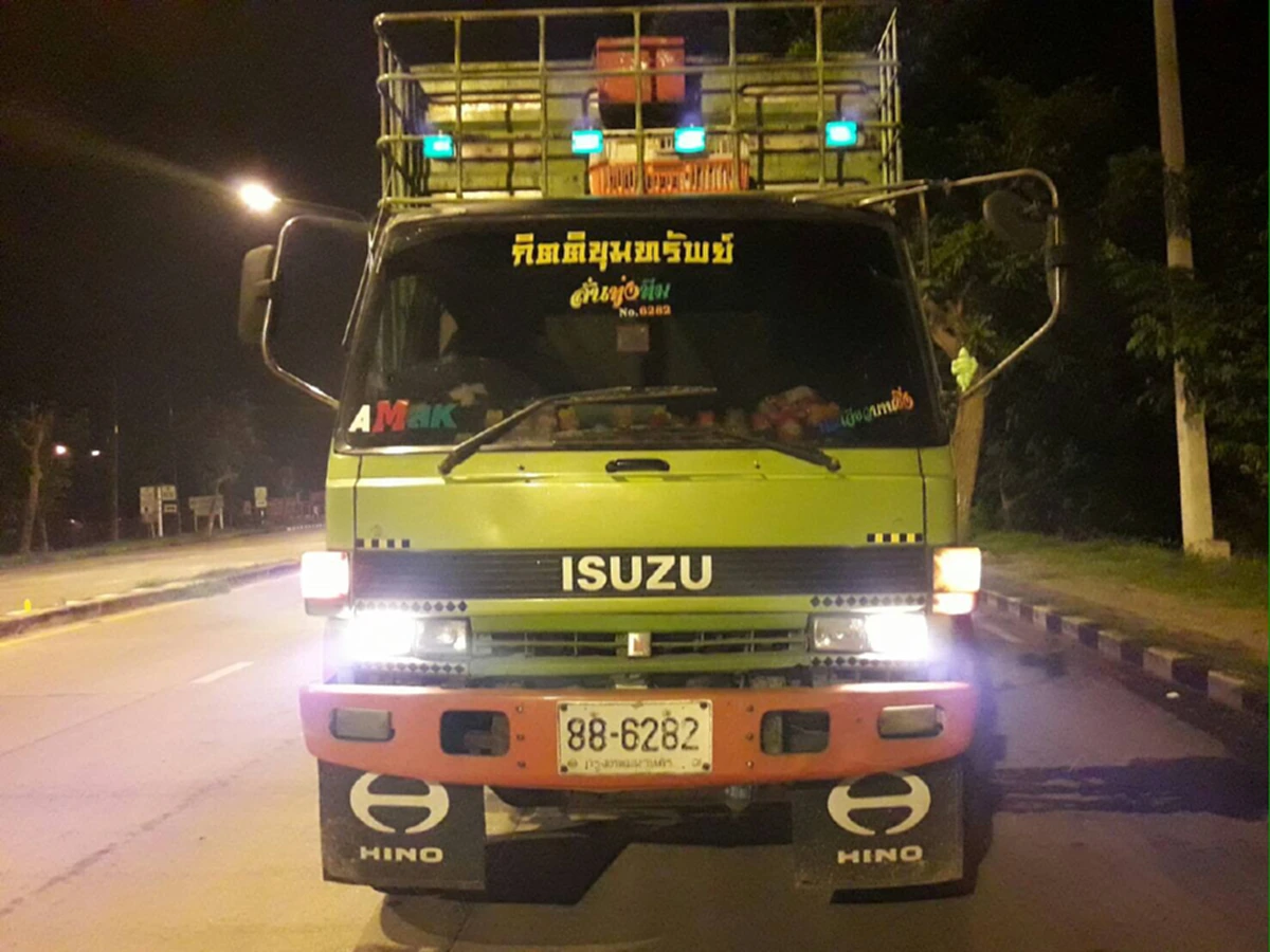 สุดสลด!!อุบัติเหตุเก๋งชนรถบรรทุกกลางแยกสาธารณสุข คร่าชีวิตนายกสมาคมผู้สื่อข่าวจ.สิงห์บุรีดับ