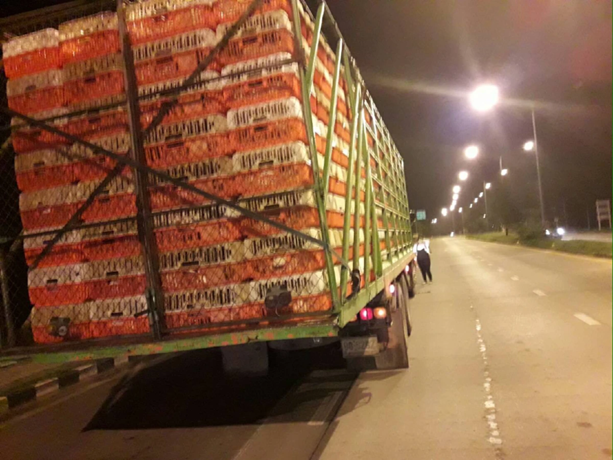 สุดสลด!!อุบัติเหตุเก๋งชนรถบรรทุกกลางแยกสาธารณสุข คร่าชีวิตนายกสมาคมผู้สื่อข่าวจ.สิงห์บุรีดับ