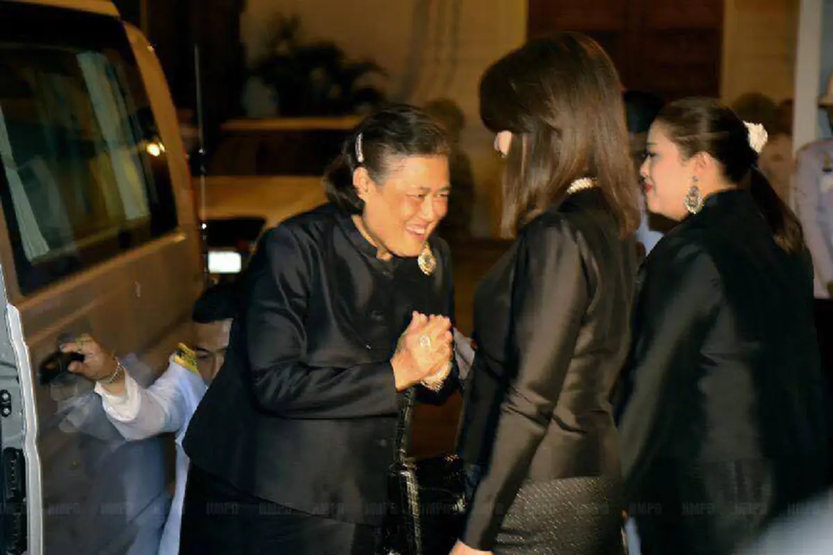"สมเด็จพระเทพรัตนราชสุดาฯ" ทรงคม(ไหว้) "ทูลกระหม่อมหญิงอุบลรัตน์ฯ" พระเชษฐภคินี ก่อนเสด็จกลับ 