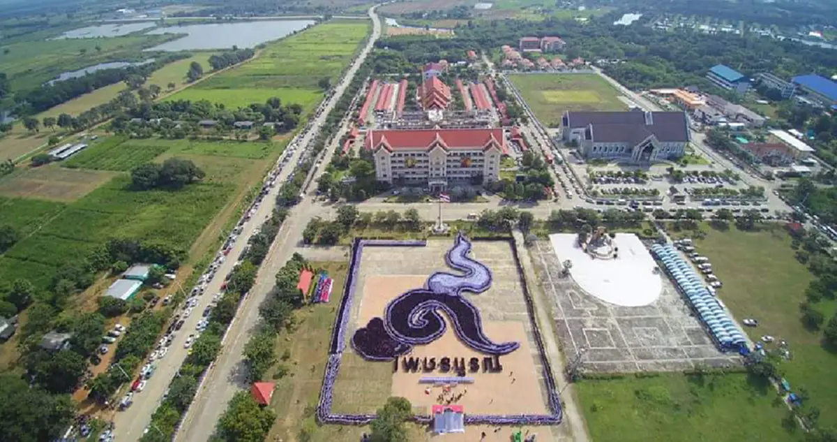 ยิ่งใหญ่ อลังการ!! พสกนิกรชาวเพชรบูรณ์ กว่าหมื่นคน ร่วมใจแปรอักษรถวายความอาลัย ในหลวง ร.9