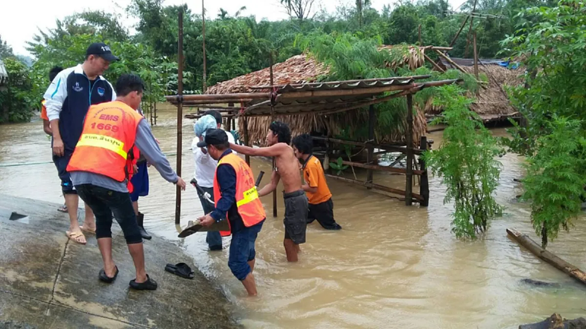 เขาพนม เสียหายหนัก!! ฝนตกติดต่อหลายวันน้ำทะลัก ท่วมแปลงเกษตรกว่า 1 พันไร่ จนท.เร่งช่วย คาด ขยายวงกว้างอีก