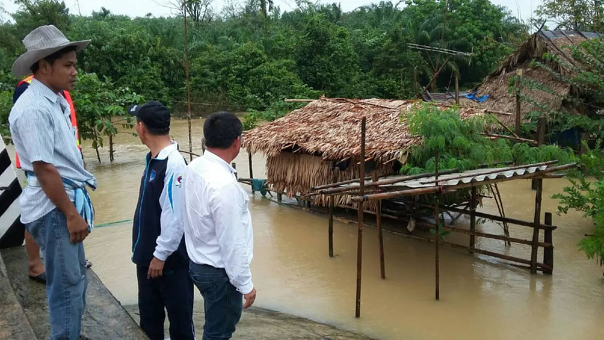 เขาพนม เสียหายหนัก!! ฝนตกติดต่อหลายวันน้ำทะลัก ท่วมแปลงเกษตรกว่า 1 พันไร่ จนท.เร่งช่วย คาด ขยายวงกว้างอีก