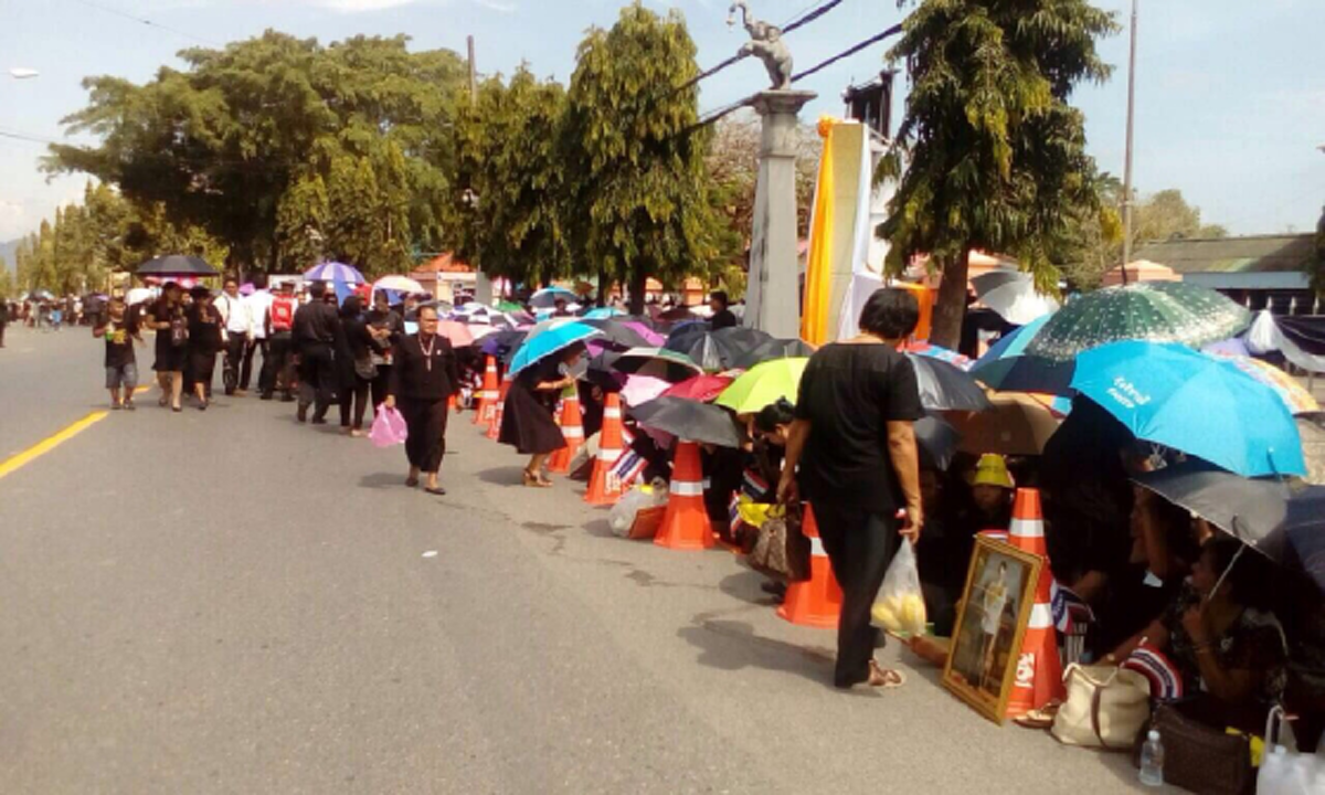 ปลื้มปิติ!!! พสกนิกรชาวกระบี่ เฝ้ารอรับเสด็จ "ในหลวง ร.10" เสด็จปฏิบัติพระราชกรณียกิจจังหวัดแรก เนืองแน่นเต็มพื้นที่