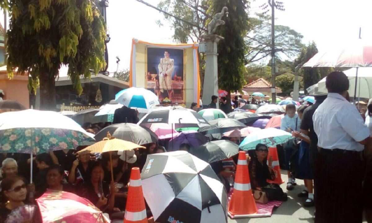 ปลื้มปิติ!!! พสกนิกรชาวกระบี่ เฝ้ารอรับเสด็จ "ในหลวง ร.10" เสด็จปฏิบัติพระราชกรณียกิจจังหวัดแรก เนืองแน่นเต็มพื้นที่