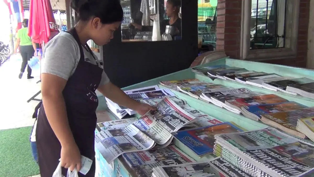 แทบเกลี้ยงแผง!! ชาวกระบี่แห่ซื้อ นสพ.ฉบับประวัติศาสตร์ "ในหลวง ร.10" เสด็จฯปฏิบัติพระราชกรณียกิจ เป็นจังหวัดแรก!! 