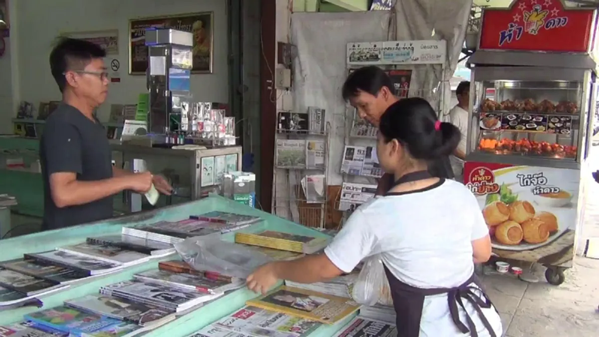 แทบเกลี้ยงแผง!! ชาวกระบี่แห่ซื้อ นสพ.ฉบับประวัติศาสตร์ "ในหลวง ร.10" เสด็จฯปฏิบัติพระราชกรณียกิจ เป็นจังหวัดแรก!! 