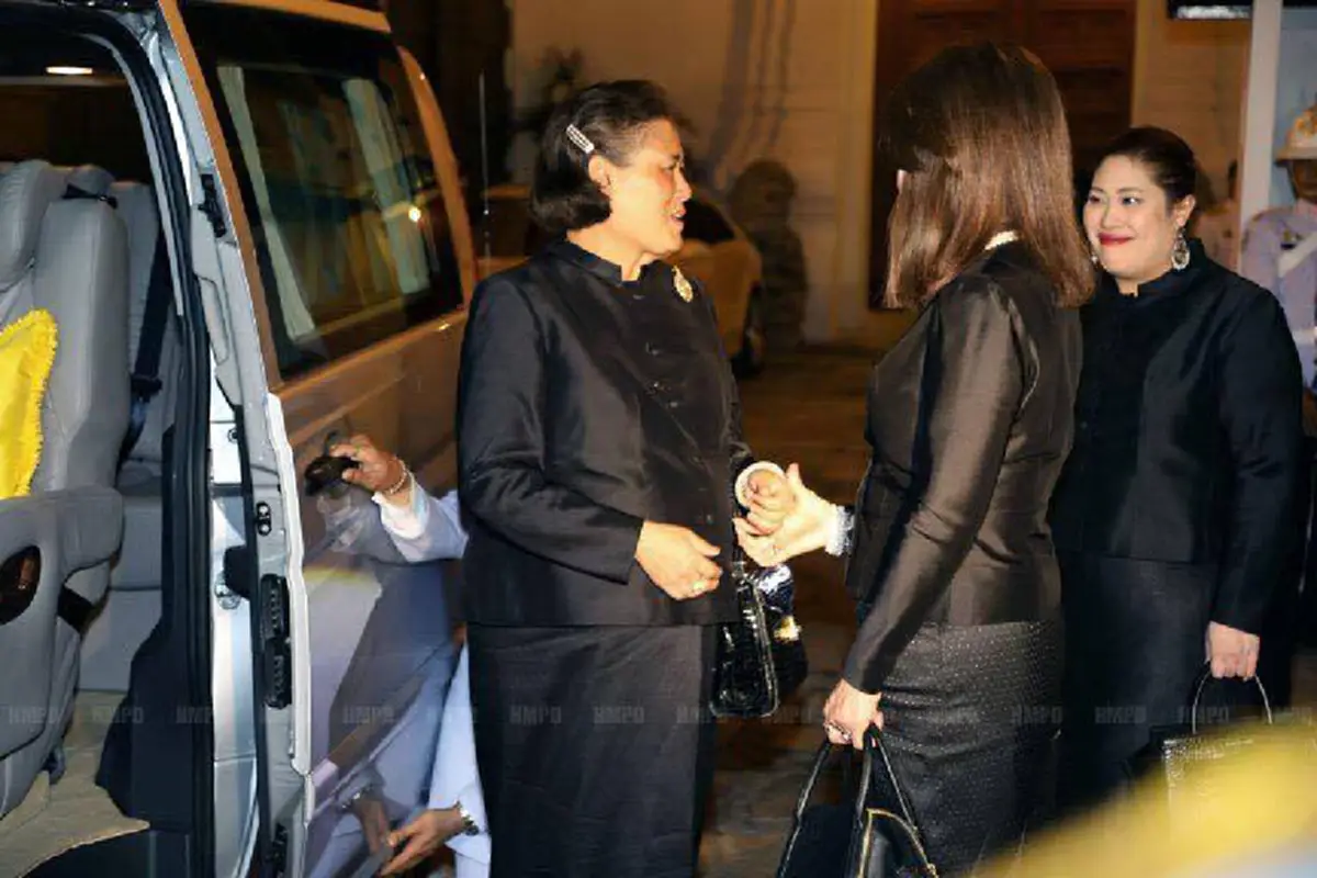 "สมเด็จพระเทพรัตนราชสุดาฯ" ทรงคม(ไหว้) "ทูลกระหม่อมหญิงอุบลรัตน์ฯ" พระเชษฐภคินี ก่อนเสด็จกลับ 