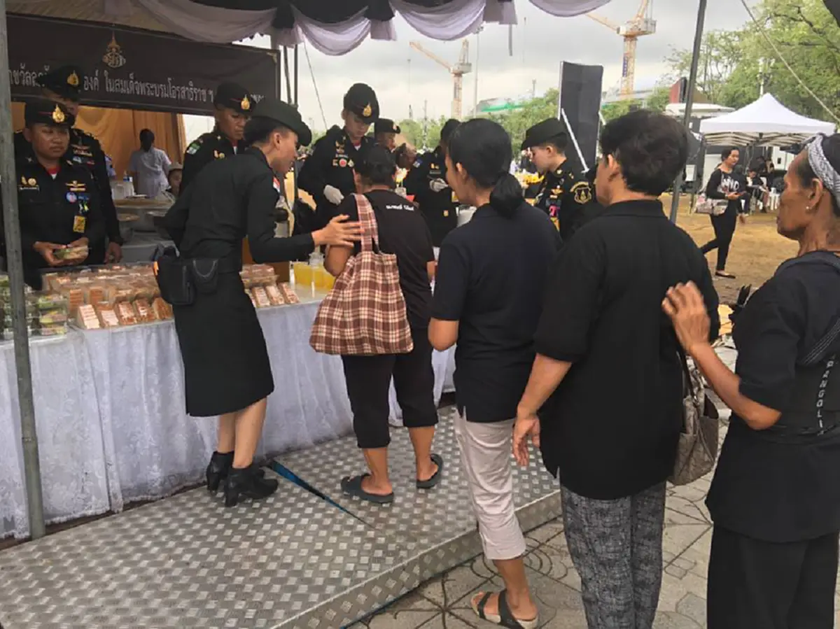 พระมหากรุณาธิคุณอันหาที่สุดมิได้!!! สมเด็จพระบรมฯทรงห่วงใยประชาชน พระราชทานอาหารเพิ่มเป็น 4 มื้อต่อวัน