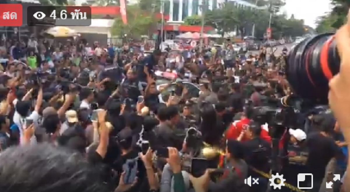 หวิดรุมประชาทัณฑ์!!!  "ไอ้ตั้ม" มือแทงโหดบัณฑิตมศว. หลังตำรวจทำแผนประกอบรับสารภาพ ท่ามกลางเสียงสาปแช่งของปชช.
