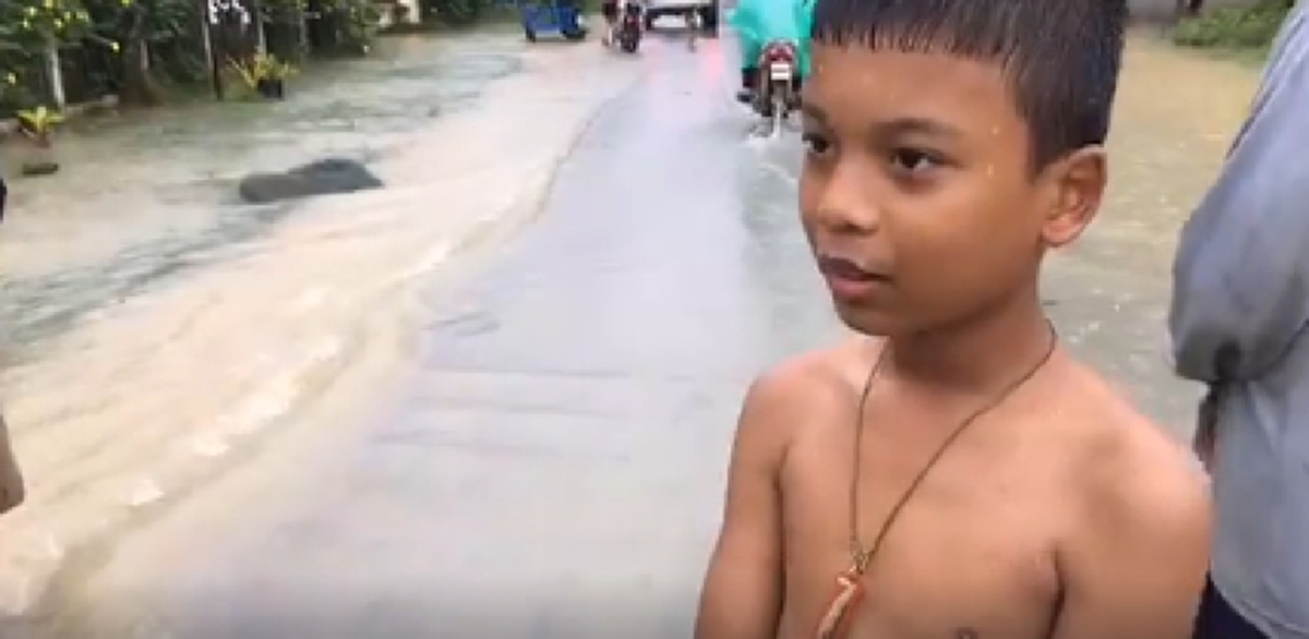 นับถือใจน้องจริงๆ!!! กลุ่มเด็กๆ ยืนตากฝนนานกว่า 4 ชม. เพื่อคอยบอกให้ผู้ขับรถระวังตกหลุม นี่แหละมุมดีๆในยามน้ำท่วม!!! (มีคลิป)
