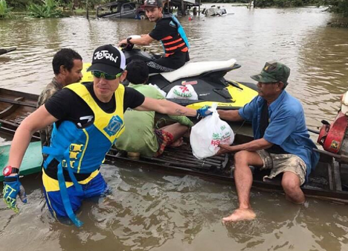 ฮีโร่มาแล้ว!!! เจ-เจตริน พร้อมผองเพื่อนขี่เจ็ทสกีฝ่าน้ำท่วม ลุยแจกอาหาร-ของใช้ผู้ประสบภัยได้ใจชาวโซเชียลเต็มๆ (คลิป)