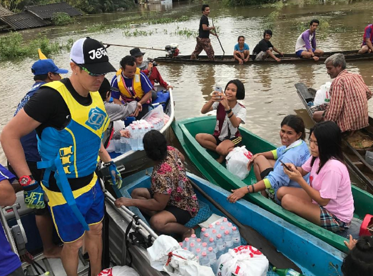 ฮีโร่มาแล้ว!!! เจ-เจตริน พร้อมผองเพื่อนขี่เจ็ทสกีฝ่าน้ำท่วม ลุยแจกอาหาร-ของใช้ผู้ประสบภัยได้ใจชาวโซเชียลเต็มๆ (คลิป)