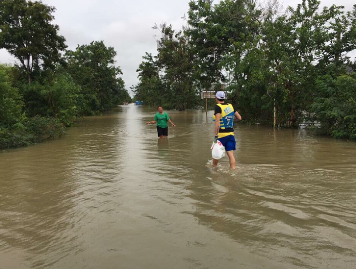 ฮีโร่มาแล้ว!!! เจ-เจตริน พร้อมผองเพื่อนขี่เจ็ทสกีฝ่าน้ำท่วม ลุยแจกอาหาร-ของใช้ผู้ประสบภัยได้ใจชาวโซเชียลเต็มๆ (คลิป)