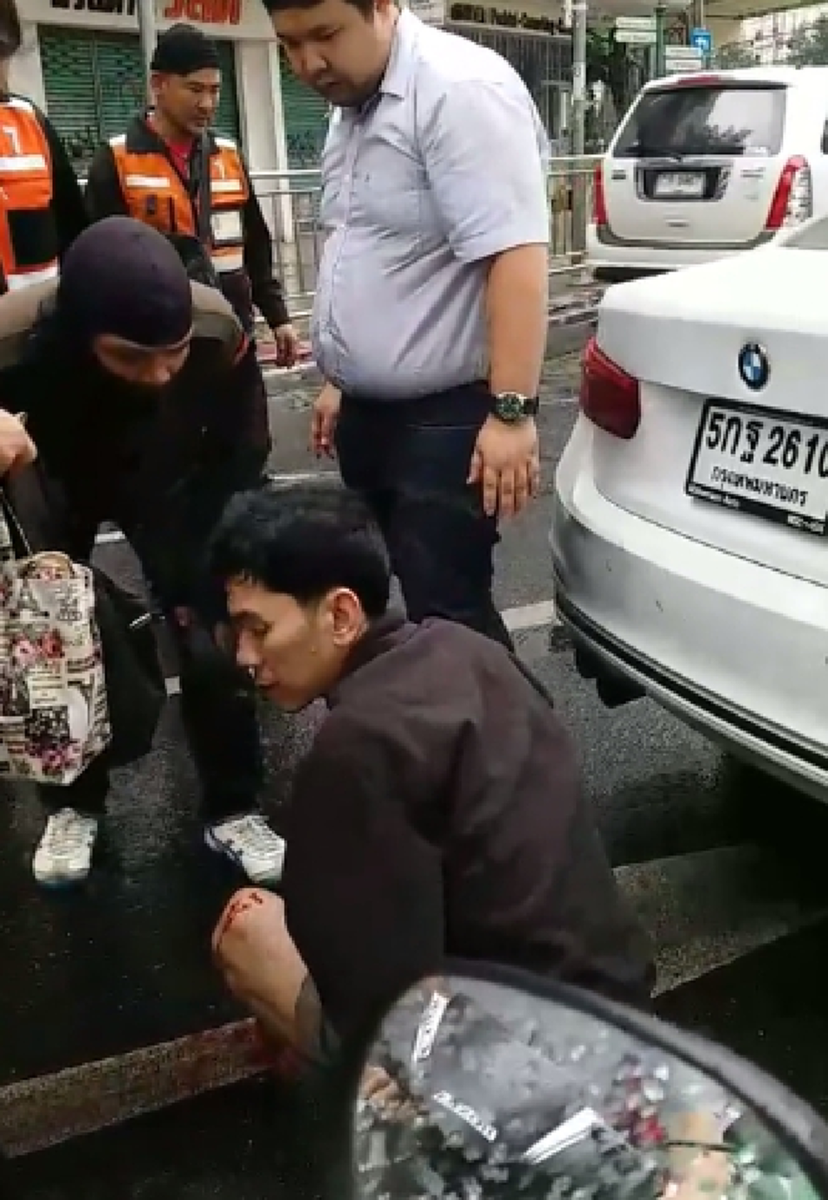 ดีต่อใจจริงๆ!!!ยิ่งฟังยิ่งรู้จักชายหนุ่มเจ้าของ BMW ถูกมอร์ไซค์ชนท้าย ยิ่งรู้เลยสังคมไทยขาดแคลนคนแบบนี้  เพราะถึงขั้นควักจ่ายค่ารักษาคู่กรณี