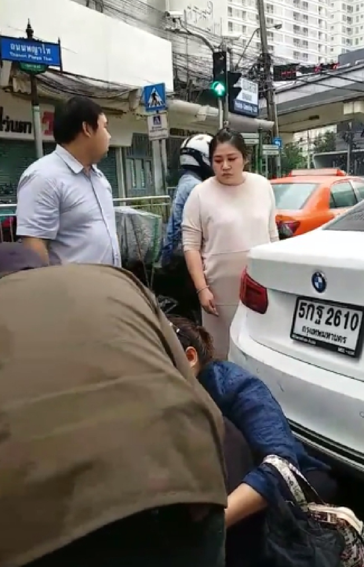 ดีต่อใจจริงๆ!!!ยิ่งฟังยิ่งรู้จักชายหนุ่มเจ้าของ BMW ถูกมอร์ไซค์ชนท้าย ยิ่งรู้เลยสังคมไทยขาดแคลนคนแบบนี้  เพราะถึงขั้นควักจ่ายค่ารักษาคู่กรณี