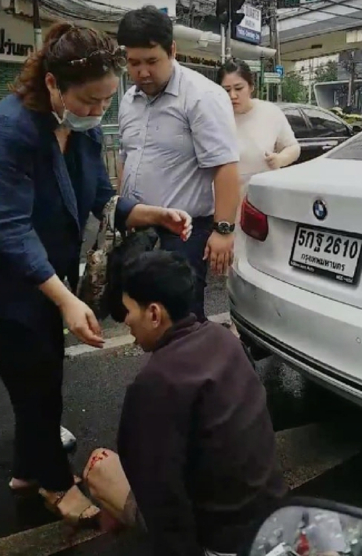 ดีต่อใจจริงๆ!!!ยิ่งฟังยิ่งรู้จักชายหนุ่มเจ้าของ BMW ถูกมอร์ไซค์ชนท้าย ยิ่งรู้เลยสังคมไทยขาดแคลนคนแบบนี้  เพราะถึงขั้นควักจ่ายค่ารักษาคู่กรณี