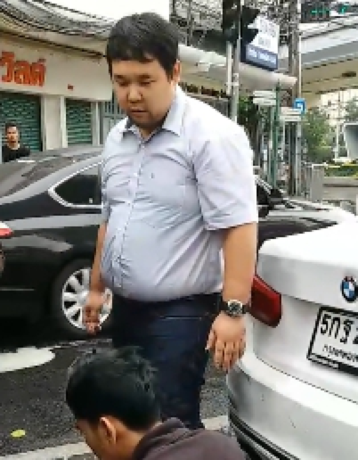 ดีต่อใจจริงๆ!!!ยิ่งฟังยิ่งรู้จักชายหนุ่มเจ้าของ BMW ถูกมอร์ไซค์ชนท้าย ยิ่งรู้เลยสังคมไทยขาดแคลนคนแบบนี้  เพราะถึงขั้นควักจ่ายค่ารักษาคู่กรณี