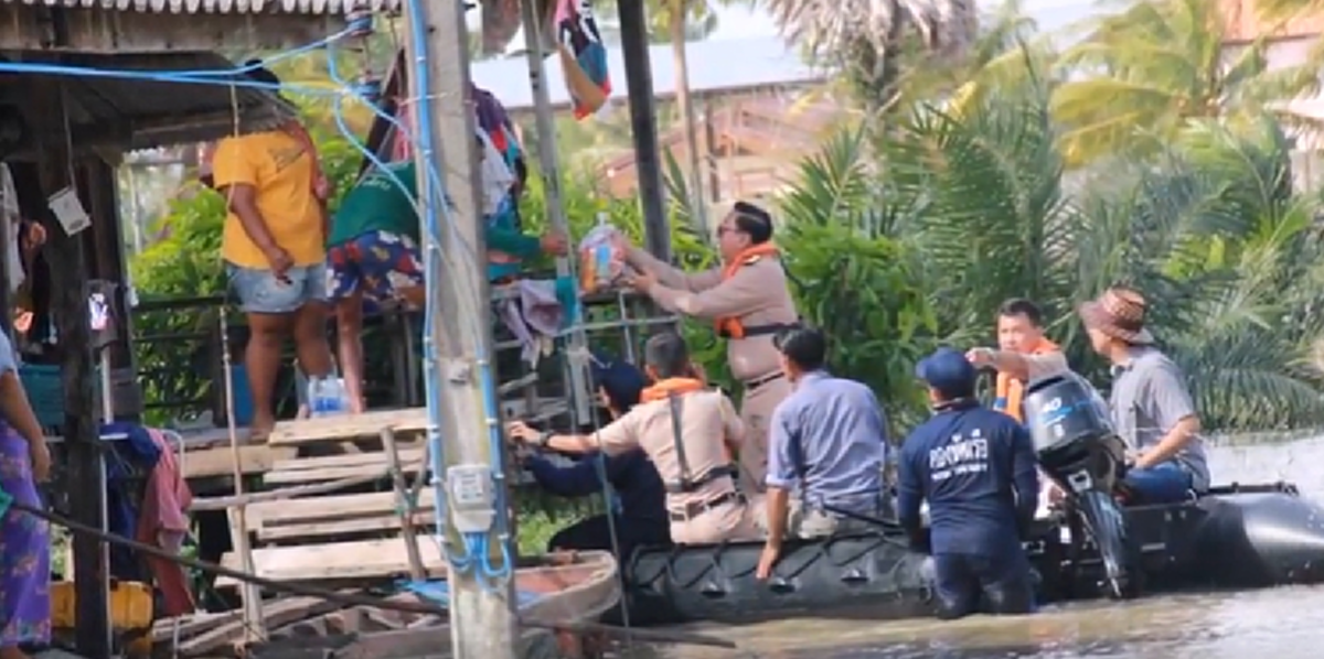 ทั้งแรงกายแรงใจ!!! กองทัพเรือ แต่งเพลง "กองทัพเรือ เพื่อประชาชน" ส่งต่อกำลังใจให้พี่น้องประสบอุทกภัยภาคใต้ ให้รู้ไว้พวกคุณยังมีเรา..(ชมคลิป)